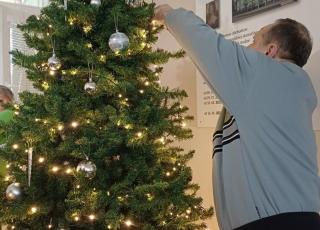 Zdobenie vianočného stromčeka klientom DSS Zavar...