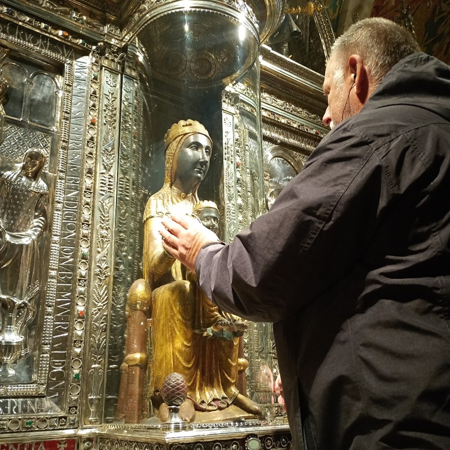 Fotografia v kláštore s čiernou Madonou.