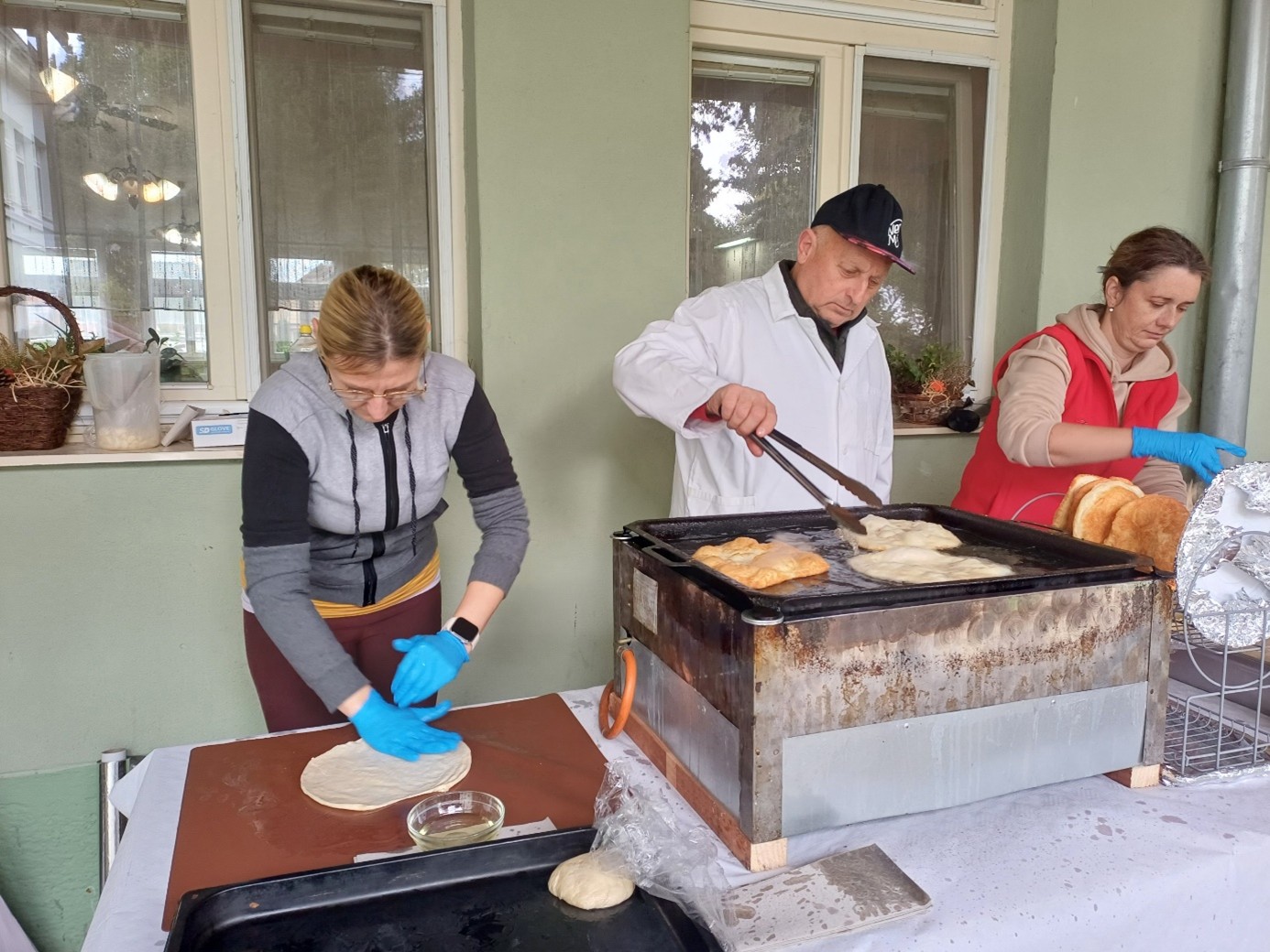  Príprava a smaženie čerstvých langošov zamestnancami domova.