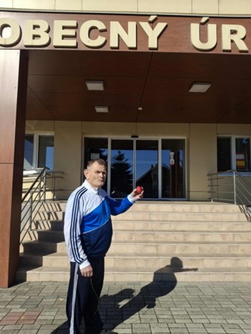 S takýmto jabĺčkom sme prichádzali na obecný úrad aj my...