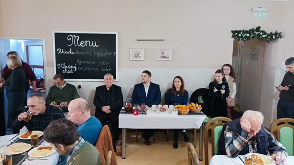 Štedrý večer v DSS pre dospelých v Zavare, dôstojný pán Bederka, starosta obce Zavar , pani Krivošíková, ktorá pre nás vyzbierala krabičky na Vianoce cez o.z. Koľko lásky. 