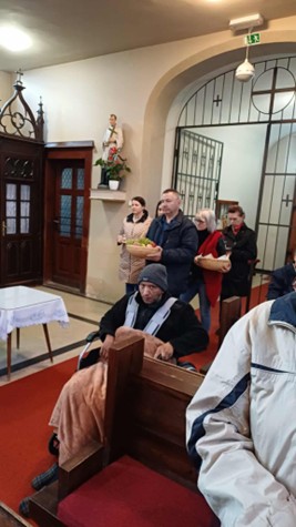 Nesenie obetných darov klientmi a zamestnancami DSS Zavar..