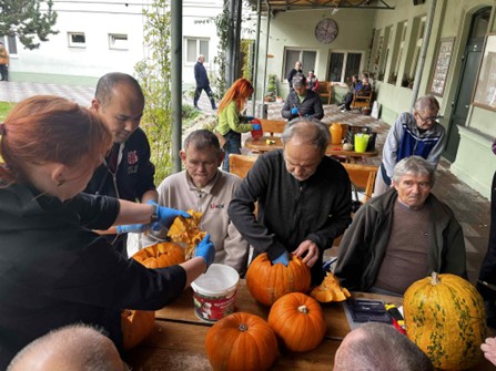                                                                                                       Vyrezávanie                                                                                                             svetlonosov                                                                                                        z tekvíc pánmi nášho domova....