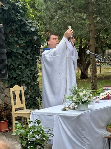 Dôstojný pán Dobromil  pri celebrovaní svätej omše a pani riaditeľka A. Pavlovičová.