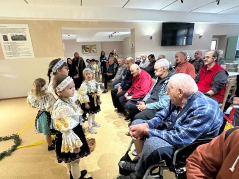 Deti z MŠ Zavar a prijímatelia sociálnej služby na spoločnej akcii pri príležitosti Mesiaca úcty k starším v DSS Zavar. 