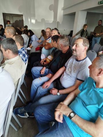 Klienti DSS Zavar pred KD Jahodná čakajú na koncert Jadranky