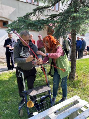 Inštruktáž kľúčovej pracovníčky pred streľbou z luku .