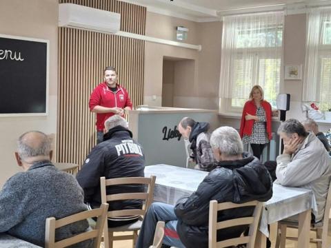 Starosta obce Zavar Bc. Lukáš Sochor na edukatívnej prednáške v DSS Zavar. 