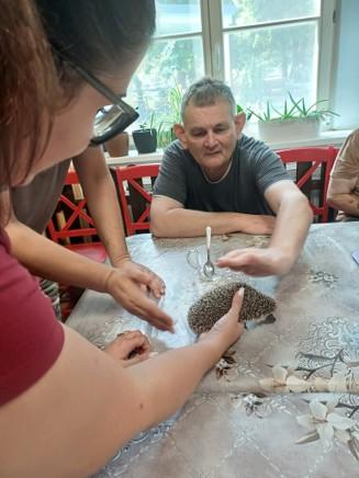          Prijímatelia sociálnej služby sa zoznamujú s „ ježkoterapiou. „