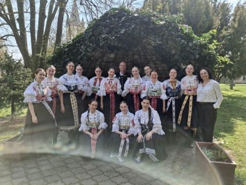 Členovia folklórneho súboru Trnavček v našom domove