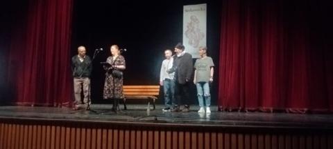 Klienti a  zamestnanci DSS Zavar pri prezentácii divadelného predstavenia Čarovný gombík