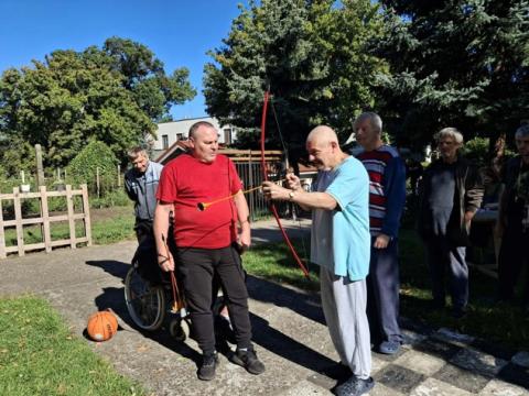 Prijímatelia sociálnej služby v DSS Zavar pri disciplíne: streľba lukom na terč