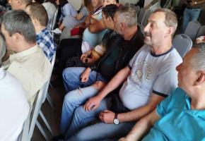 Klienti DSS Zavar pred KD Jahodná čakajú na koncert Jadranky