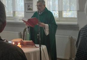 Dôstojný pán farár Bederka pri celebrovaní svätej omše v našom domove.