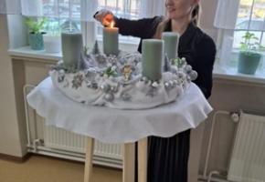 Zapálenie 1. adventnej sviečky huslistkou p. Anetou Lednickou