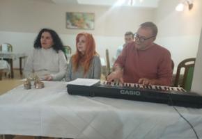  Klienti  a zamestnanci DSS Zavar pri slávení novoročnej omše, spev piesní.