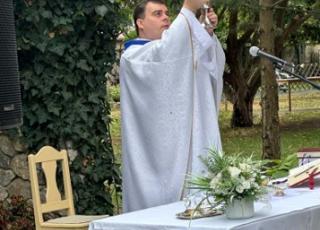 Dôstojný pán Dobromil  pri celebrovaní svätej omše a pani riaditeľka A. Pavlovičová.