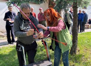 Inštruktáž kľúčovej pracovníčky pred streľbou z luku .