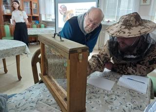 Klient DSS Zavar so záujmom sleduje prenosný úľ