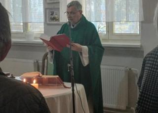 Dôstojný pán farár Bederka pri celebrovaní svätej omše v našom domove.