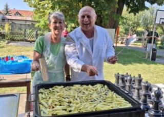 Zamestnanci DSS Zavar pre prijímateľov pripravujú na dvore hranolky...