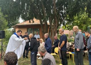 Medzi prijímateľmi sociálnej služby bol o svätú omšu veľký záujem.  