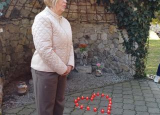 Uctenie si pamiatky obetí pandémie COVID-19 riaditeľkou DSS, doc. Annou Pavlovičovou