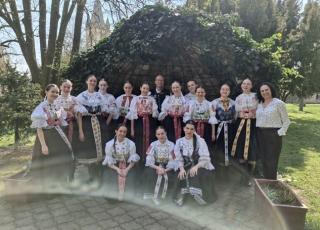 Členovia folklórneho súboru Trnavček v našom domove