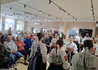 Klienti nášho domova na vystúpení folklórnej skupiny Trnavček
