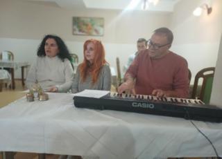  Klienti  a zamestnanci DSS Zavar pri slávení novoročnej omše, spev piesní.