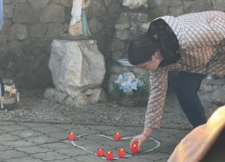 Srdce vytvorené z kahancov pred kaplnkou Lurdskej Panny Márie na pamiatku obetí pandémie COVID-19