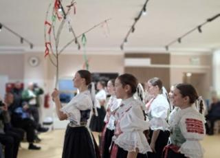 Klienti nášho domova na vystúpení folklórnej skupiny Trnavček