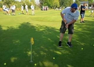 Prijímateľ sociálnej služby pri hre golfu