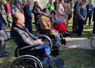 Klienti a zamestnanci DSS Zavar pri spomienkovom akte uctenia si pamiatky obetí COVID-19.