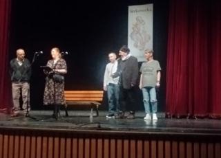 Klienti a  zamestnanci DSS Zavar pri prezentácii divadelného predstavenia Čarovný gombík